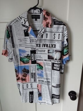 No Boundaries Newspaper Print Button Up Shirt Mens Size Small 34-36